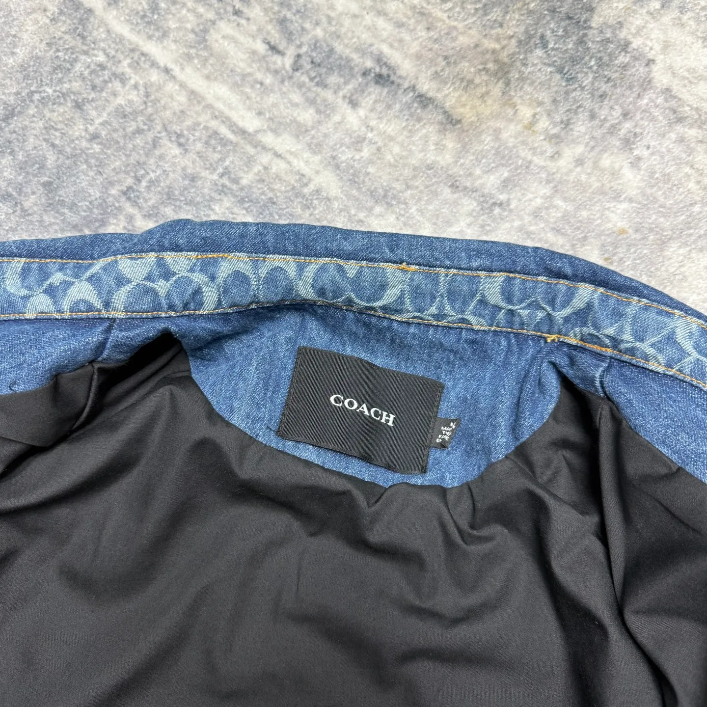 Available for new shipment in early spring! COH men's American Retro workwear Detroit washed distressed denim lapel cotton splicing zipper jacket, very Retro Blue denim, denim will never go out of style. The upper body of various experts shows how handsome he is. This style is very casual yet a bit gentlemanly. It is not so ostentatious, but the upper body makes the whole person look tall and elegant. That is, you only need to wear this coat. You don’t have to think about the overall matching, it’s casual and fashionable to wear casually. This can be worn by both men and women, and the fit is very correct. Shipped by a trading company and produced on a large assembly line, the quality is absolutely superb. The overall wiring is smooth and neat, and the inner lining is made of pure cotton, which is breathable and comfortable and has excellent skin fit. It's definitely the quality that goes in and out of the mall. The whole set of hardware is made by Koujia with logo letters. The texture of ancient silver matches the whole dress very well. The Genuine Leather leather label on the front chest is beautifully embellished. Really high quality. The shopkeeper’s own money. 🤗🤗🤗 Color: Washed Retro denim blue Size: M-XXL (equivalent to M-XXL) Fabric: Denim (Composition: Cotton) M size: Length 68CM Bust 118CM Shoulder width 53CM Sleeve length 62CM (Reference height 165-170CM Weight 110-130 catties) L size: Length: 70CM Bust 122CM Shoulder width 54CM, sleeve length 63CM (reference height 170-175CM, weight 130-150 catties) XL code: length: 72cm, bust: 126cm shoulder width: 55cm, sleeve length: 64cm (reference height 175-180CM, weight 145-165 catties) XXL code: length: 74cm, bust: 130cm, shoulder width: 56cm Sleeve length: 65cm (reference height 180-185CM, weight 165-185 catties)